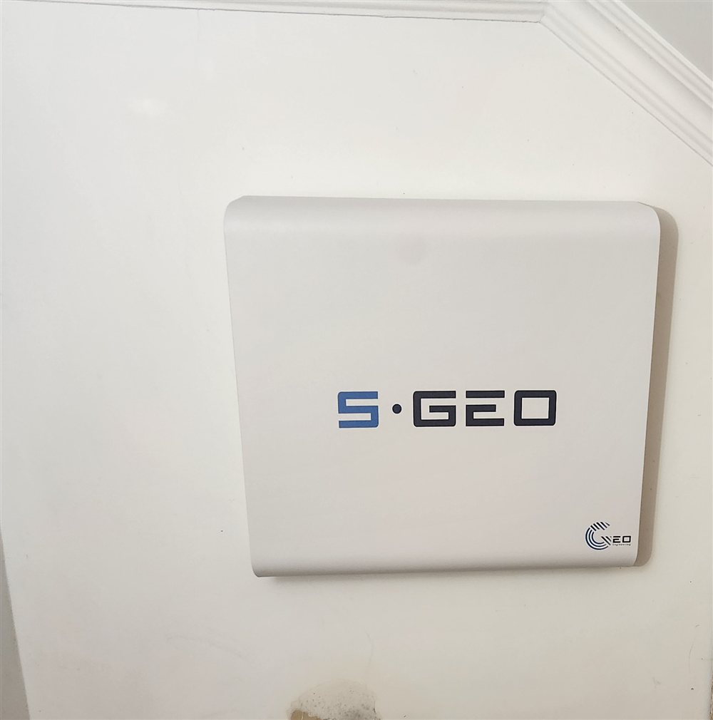 Boîtier S·GEO posé sur un mur — solution du réseau FCH